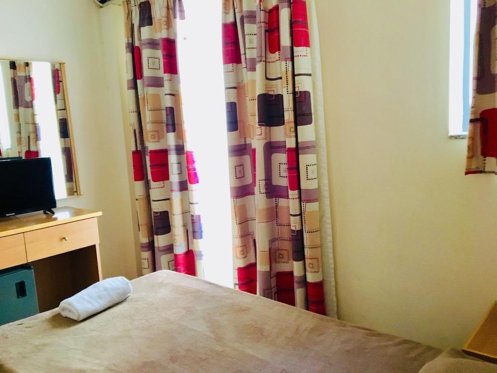 Saint Julian's Tropicana Hotel מראה חיצוני תמונה