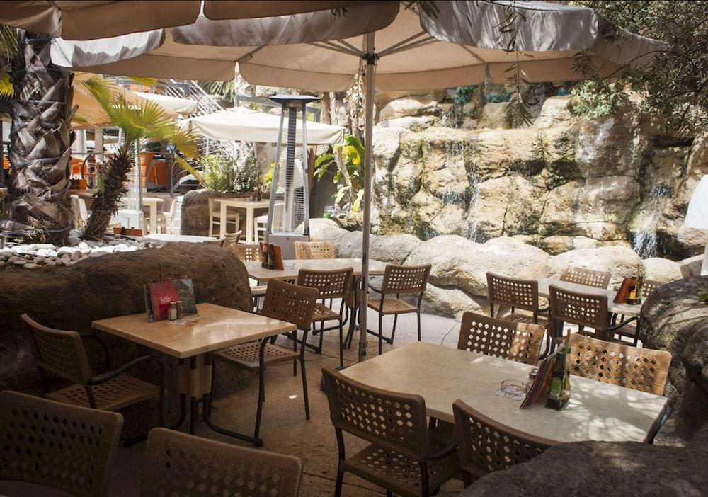 Saint Julian's Tropicana Hotel מראה חיצוני תמונה